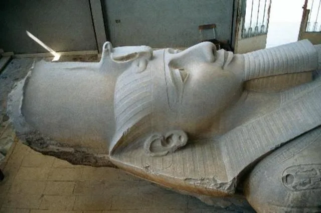 König Ramses II Statue in Memphis